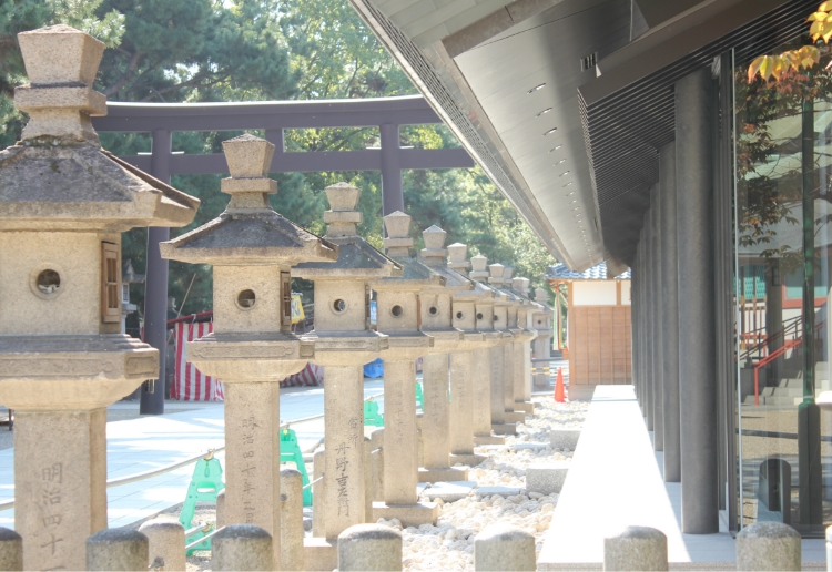 神社社務所の美化柱（D）